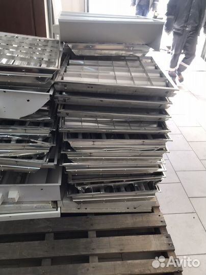 Светильник потолочный типа Армстронг с лампами