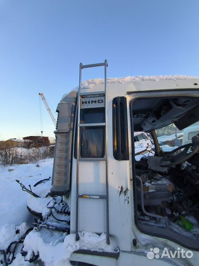 Стекло спальника Hino Profia