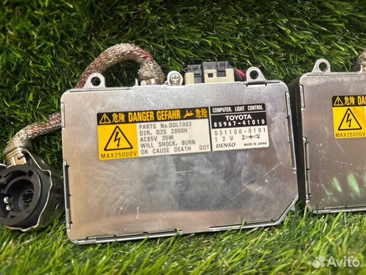 Блок ксенона Toyota Isis ANM15