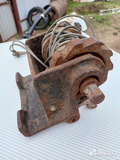 Лебедка запасного колеса