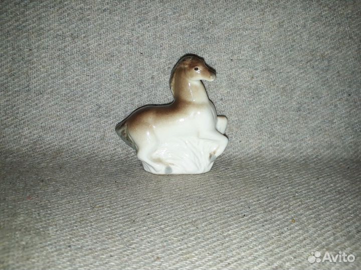 Фарфоровая статуэтка Лошадка в траве лфз СССР