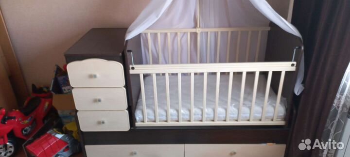 Кровать с тумбочкой и балдахином