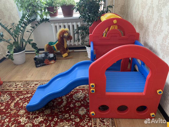 Пластиковая горка с качелями