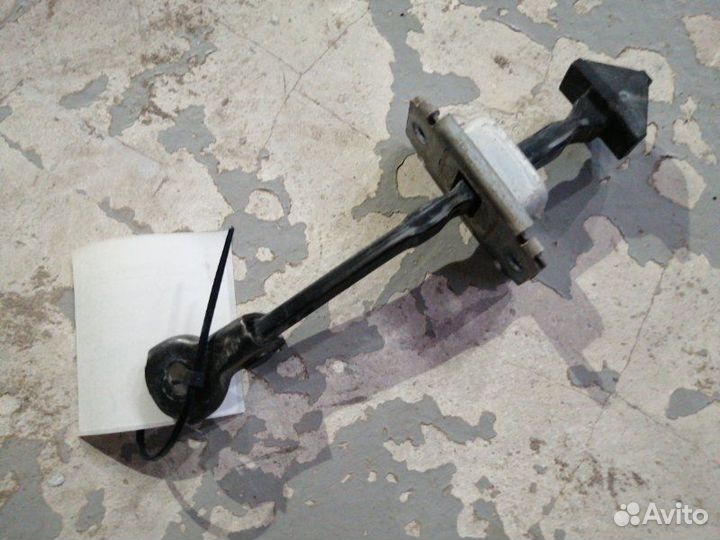 Ограничитель двери передний Mazda 3 BK Z6 2006