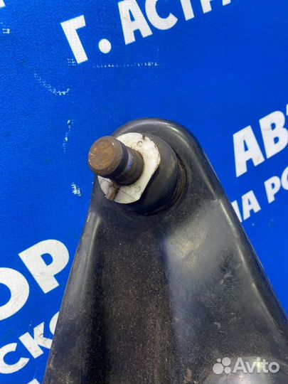 Передний правый рычаг Renault Logan 1 седан 2011