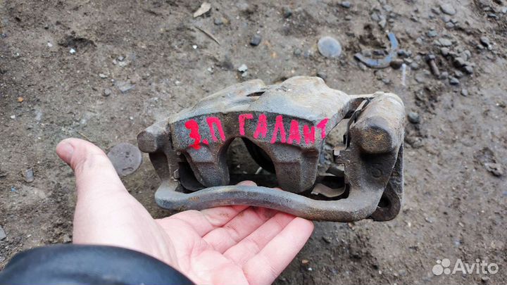 Суппорт задний правый Mitsubishi Galant 8