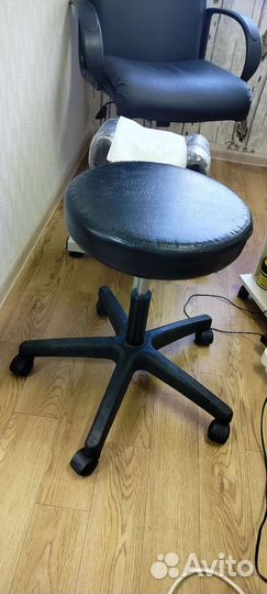 Стул для мастера маникюра на колесиках