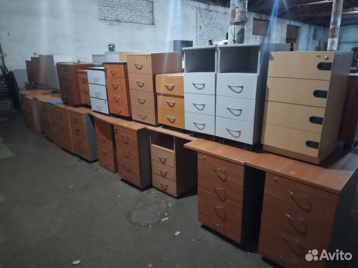 Белая тумбочка