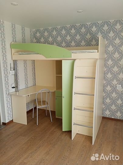 Детская двухярусная кровать со столом