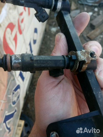 Топливная форсунка рампа Рено Renault Логан Logan