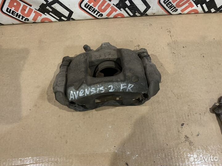 Суппорт передний правый Toyota Avensis 270
