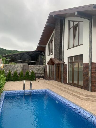 Коттедж 195 м² на участке 4 сот.