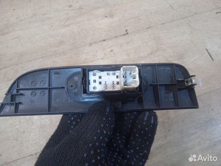 Кнопка стеклоподъемника задняя правая Lexus Rx300