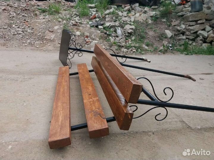 Скамейка со столиком