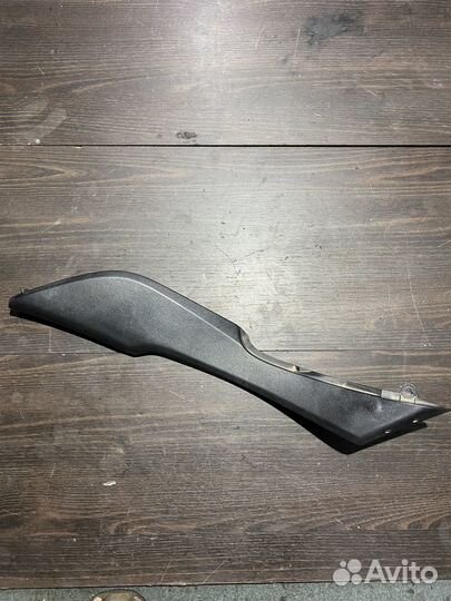 Левая накладка под сиденьем kawasaki Versys 650