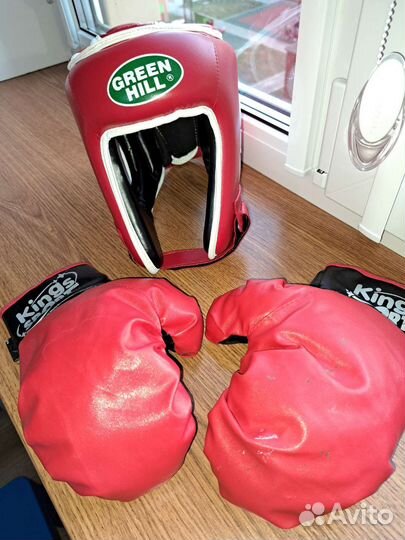 Боксерские перчатки и шлем для тэквандо