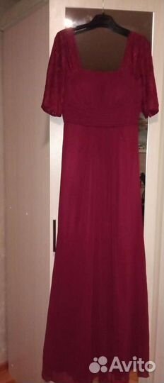 Платья зелёное и бордовое