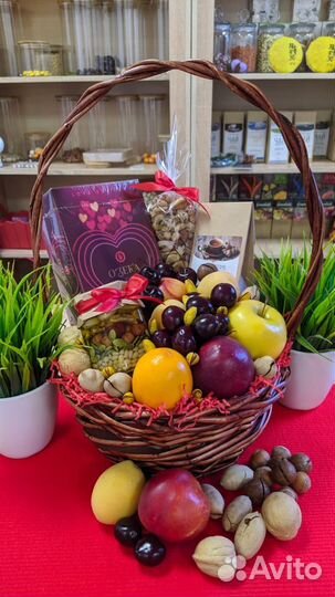Корзина с фруктами: орехи, сладости, чай