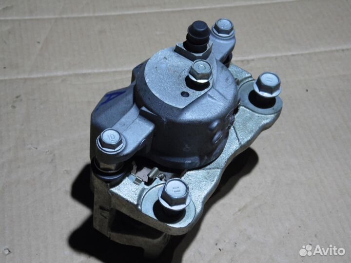 Суппорт передний правый Тойота Приус 50