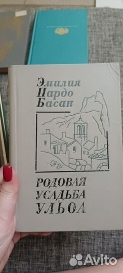 Книги много