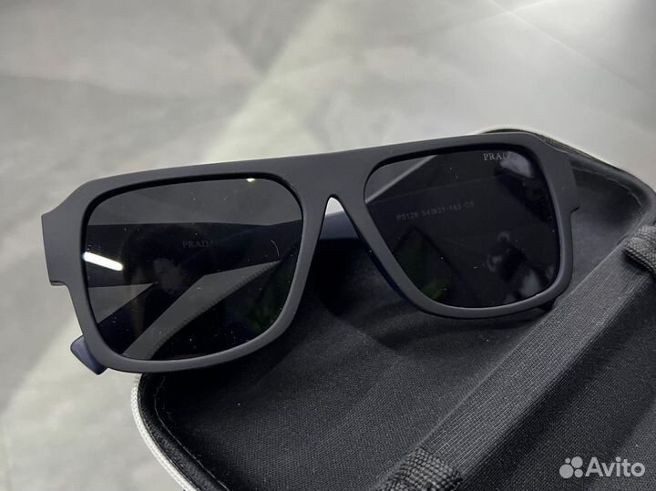 Солнцезащитные очки полароид Prada