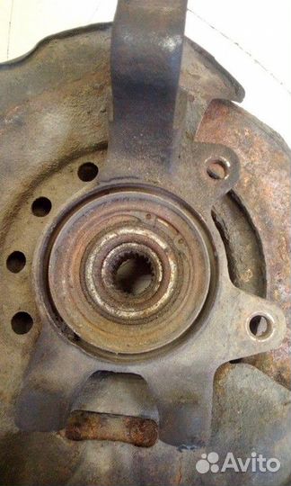 Кулак поворотный передний левый