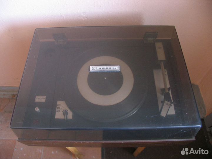 Проигрыватель пластинок Мелодия Melodia работает