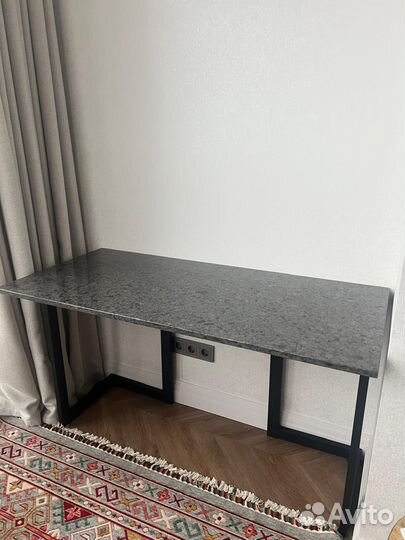 Письменный стол со столешницей из кварца