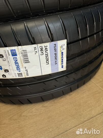 Michelin Pilot Sport 4 S 275/30 R21 и 245/45 R21