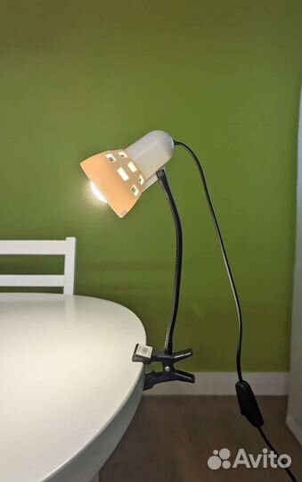 Лампа настольная на прищепке