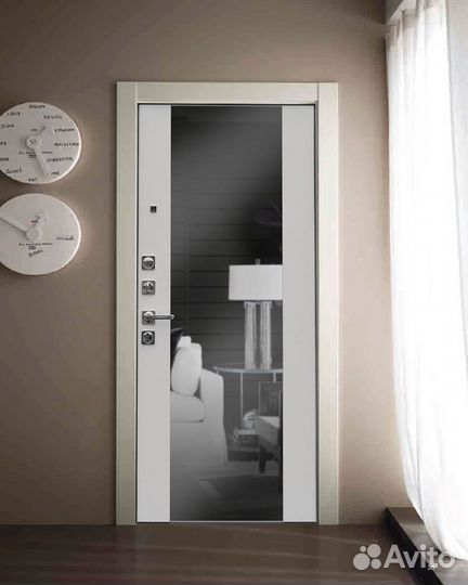 Входная дверь с зеркалом