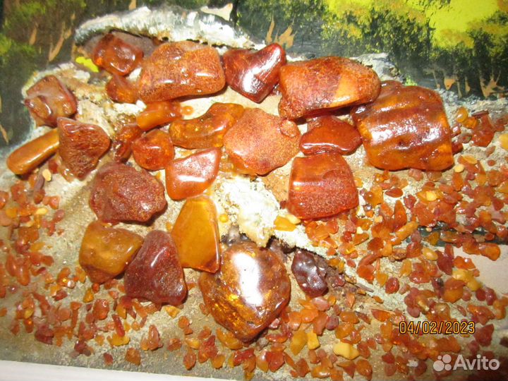 Красивая картина с отделкой янтарем