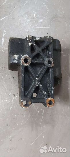 Кронштейн Nissan Serena c23