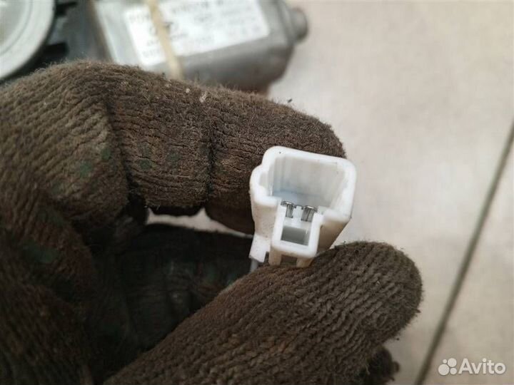 Моторчик стеклоподъемника задний правый Hyundai M