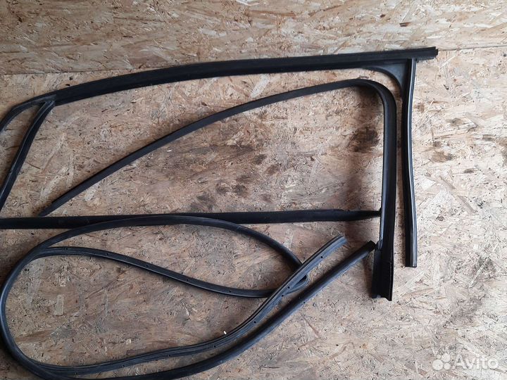 Уплотнитель стекла двери передней левой фордфокус2