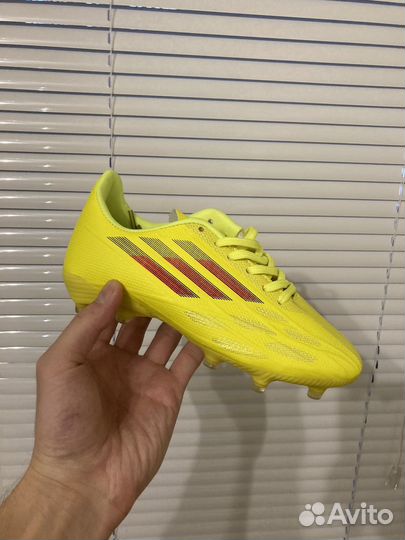 Футбольные бутсы adidas