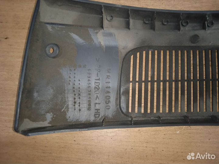 Накладка торпедо левая Mitsubishi carisma митсубис