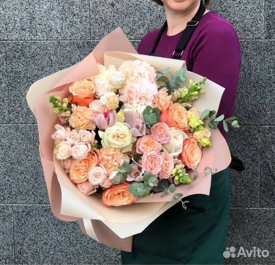 Яркие букеты из цветов и зелени. Доставка