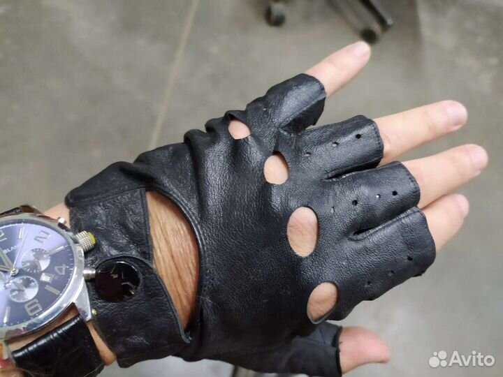 Кожаные перчатки и кожаные браслеты