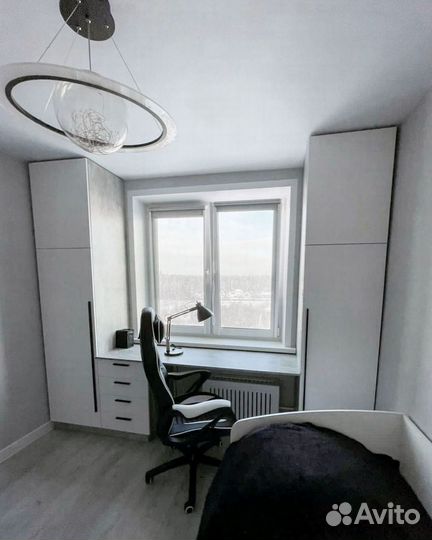 Детская рабочая зона у окна aa 18