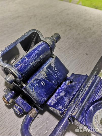 Петля двери задней правой нижняя Шкода Октавия А4