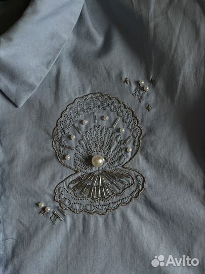 Блузка небесно голубая, вышивка ракушка жемчужина
