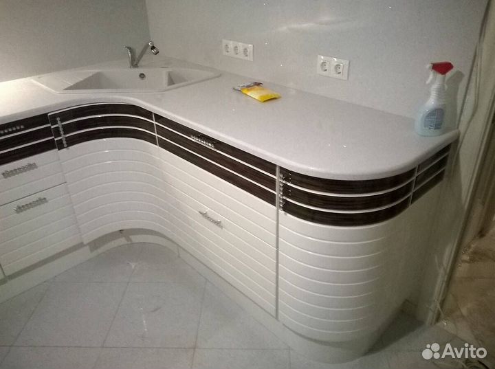 Угловая новая кухня в наличии Выставочный образец