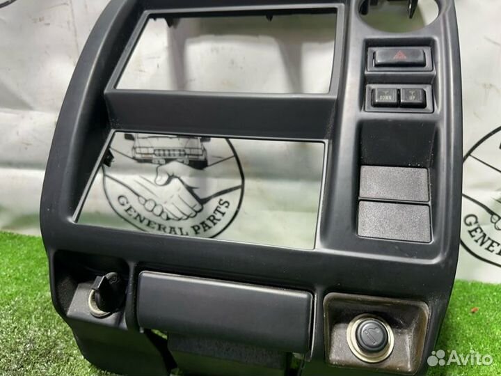 Консоль магнитофона передний Toyota Land Cruiser