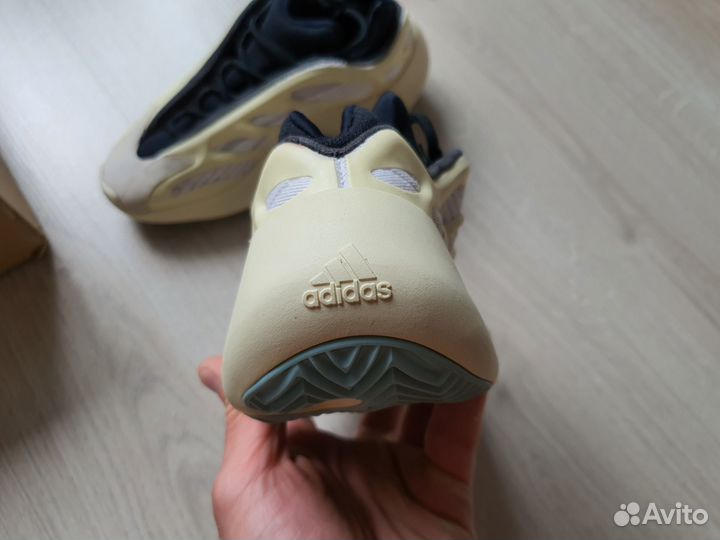 Кроссовки Adidas yeezy boost 700 v3 36 eur