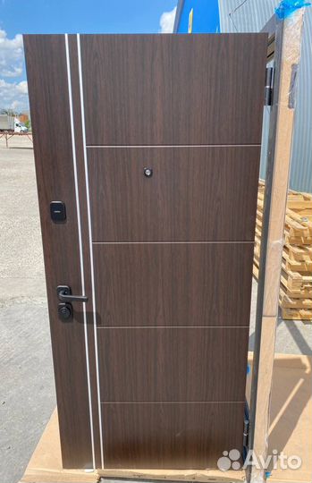 Входная дверь в квартиру коричневая