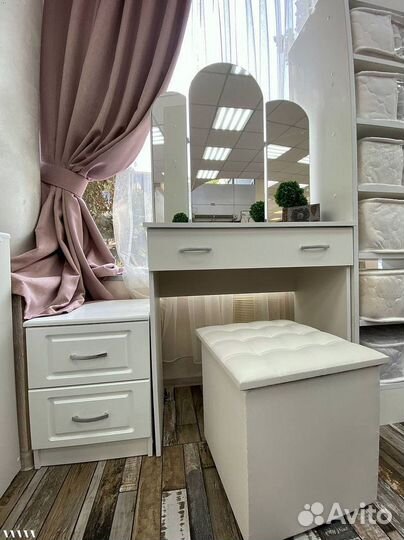 Туалетный столик с зеркалом