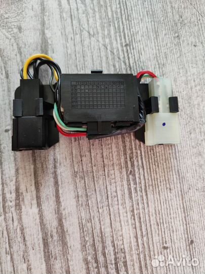 Блок управления опциями на руле 561823Z000