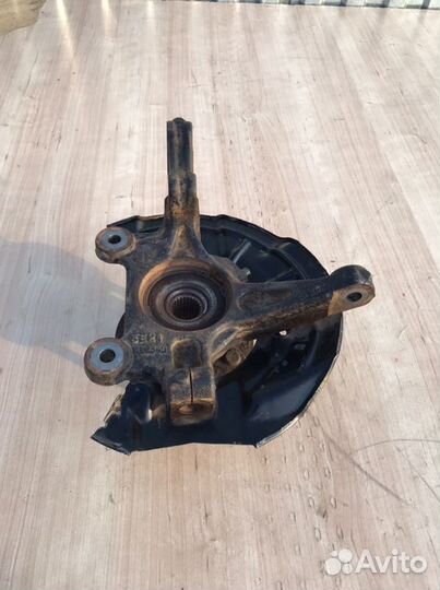 Кулак передний правый Chevrolet Aveo T300 F16D4