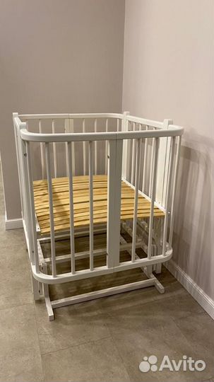 Детская кроватка с маятником